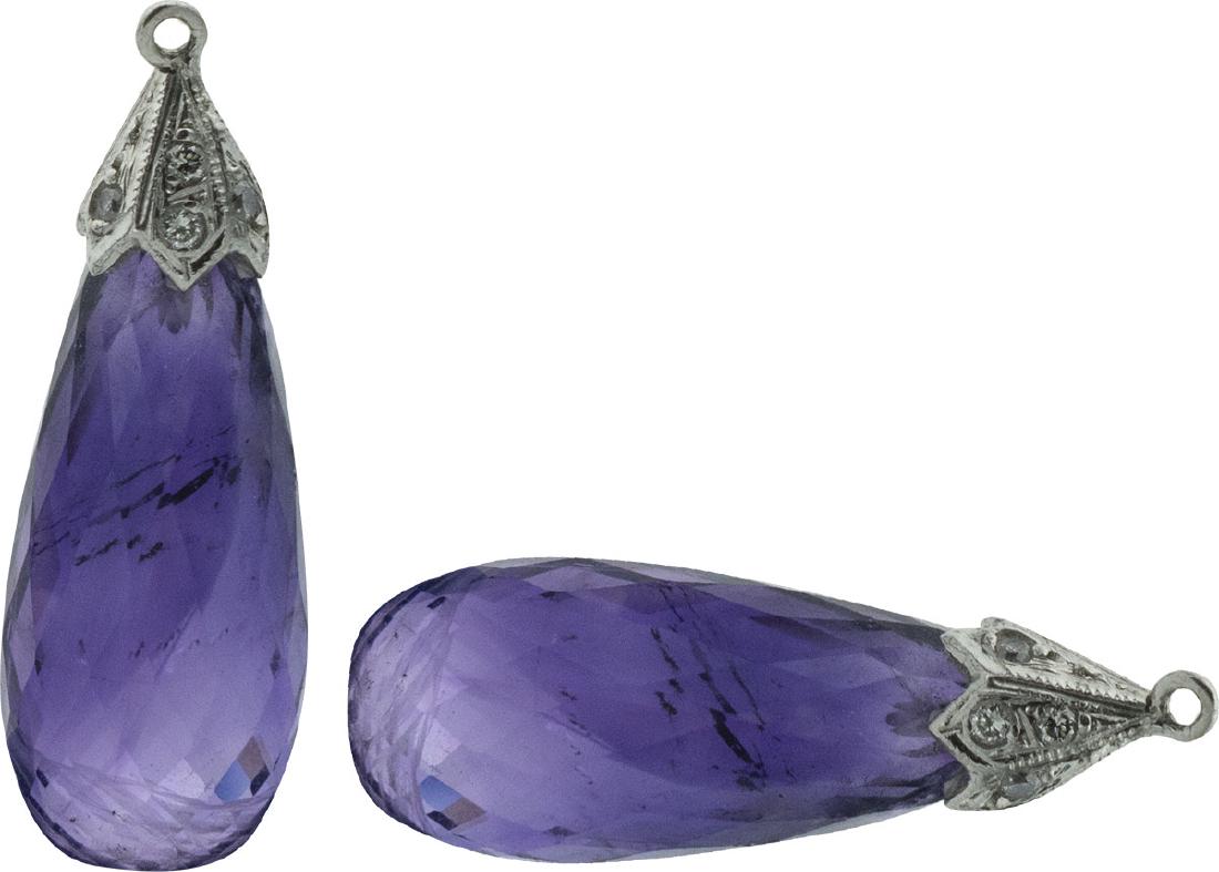 Remate de pendientes de amatistas y diamantes: Oro blanco de 18K, lágrimas de amatista talla briolette y diamantes talla brillante. 2,5 cm. 5,7 gr. Dimensions: Artist: