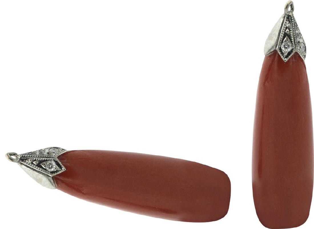 Remate de pendientes de coral y diamantes: Oro blanco de 18K y lágrimas de coral. 3 cm. 6,6 gr. Dimensions: Artist: