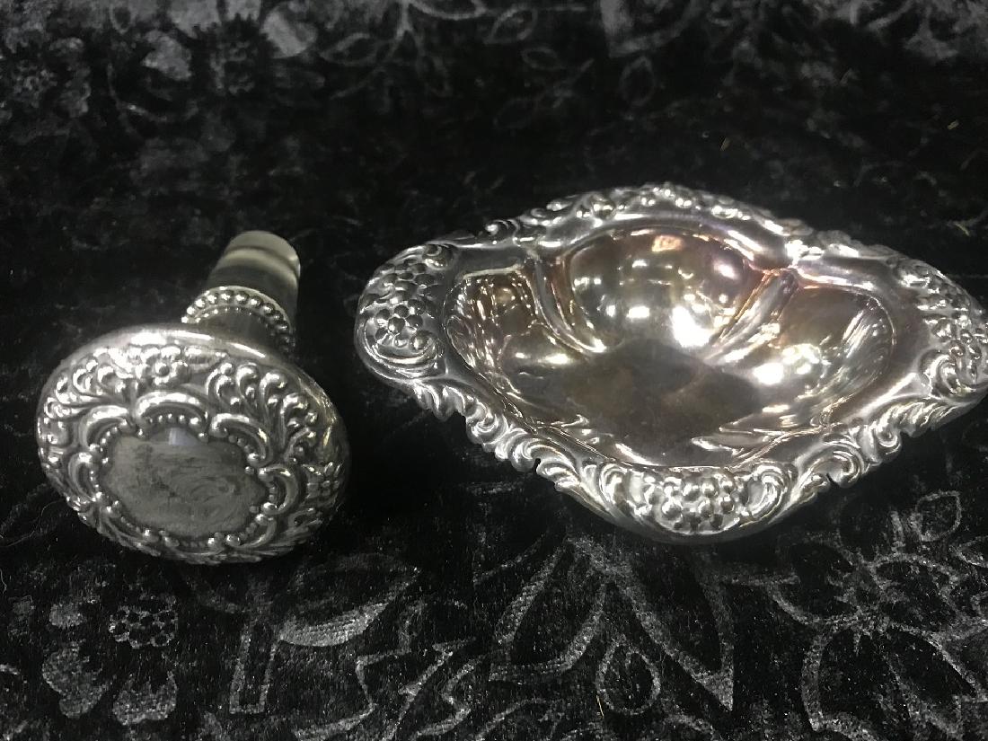 Sterling Silver Salt Cellar & Decanter Stopper: A sterling silver salt cellar and decanter stopper. Good condition. For dimensions, see photographs.