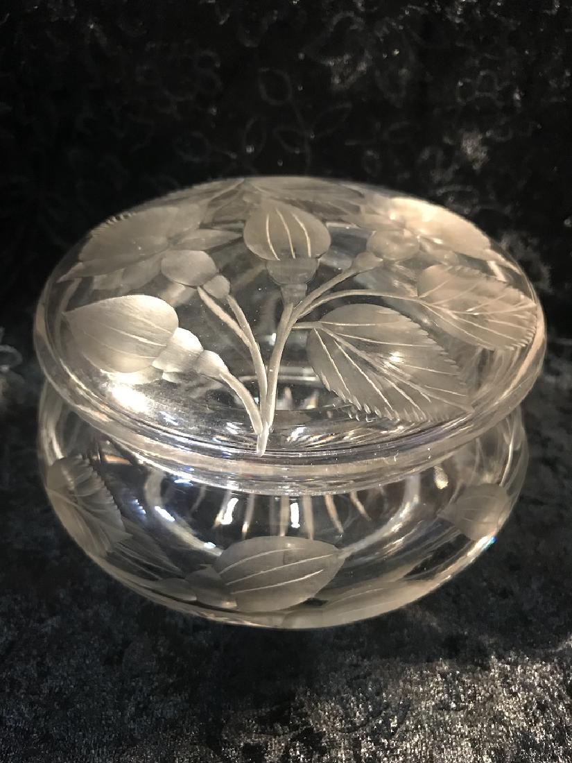 American Brilliant Period Etched Glass Dresser Box: An American Brilliant Period etched and carved glass vanity box, with fuschia motif. Good condition with minor scratching. For dimensions, see photographs.