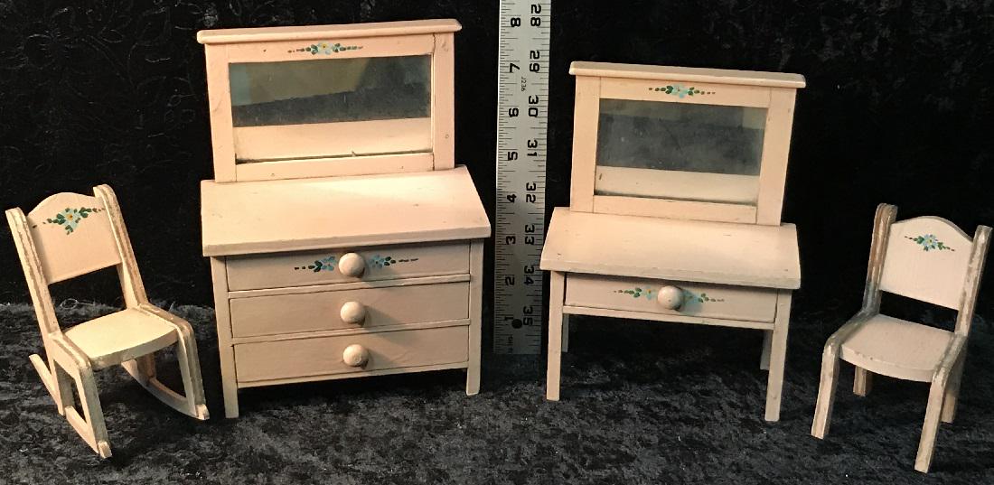 4 Pieces of Painted Dollhouse Furniture (1 of 5)