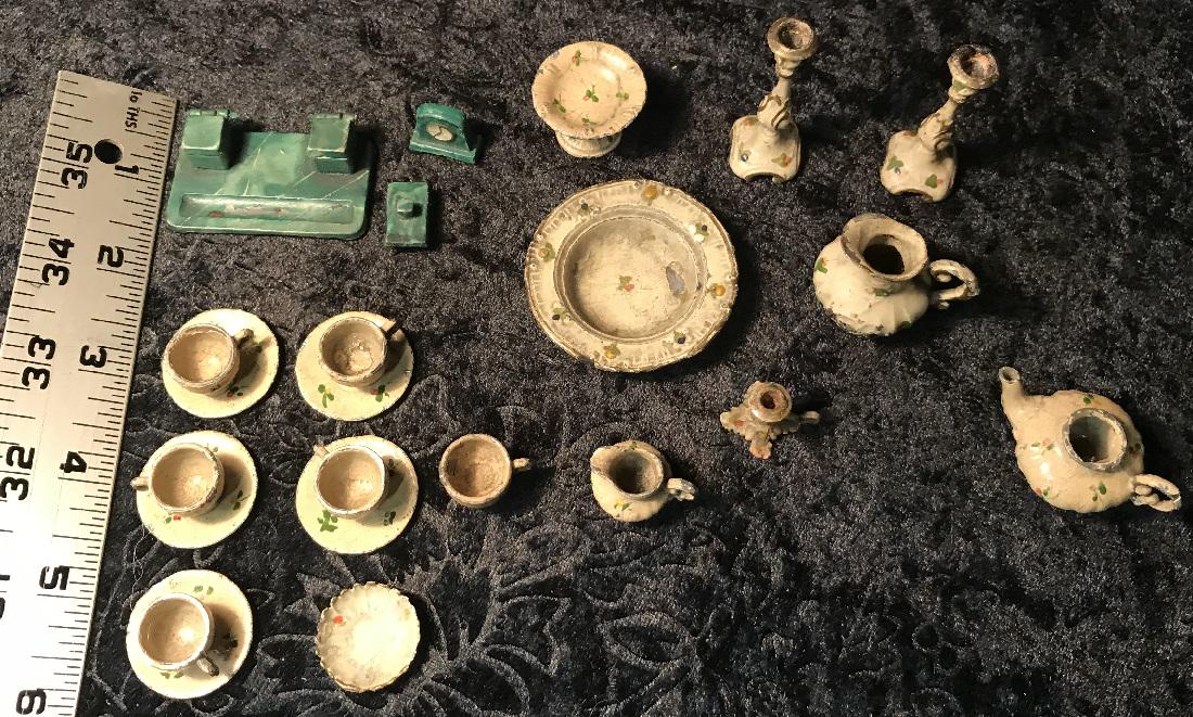 Lot of Painted Metal Dollhouse Accessories (1 of 6)