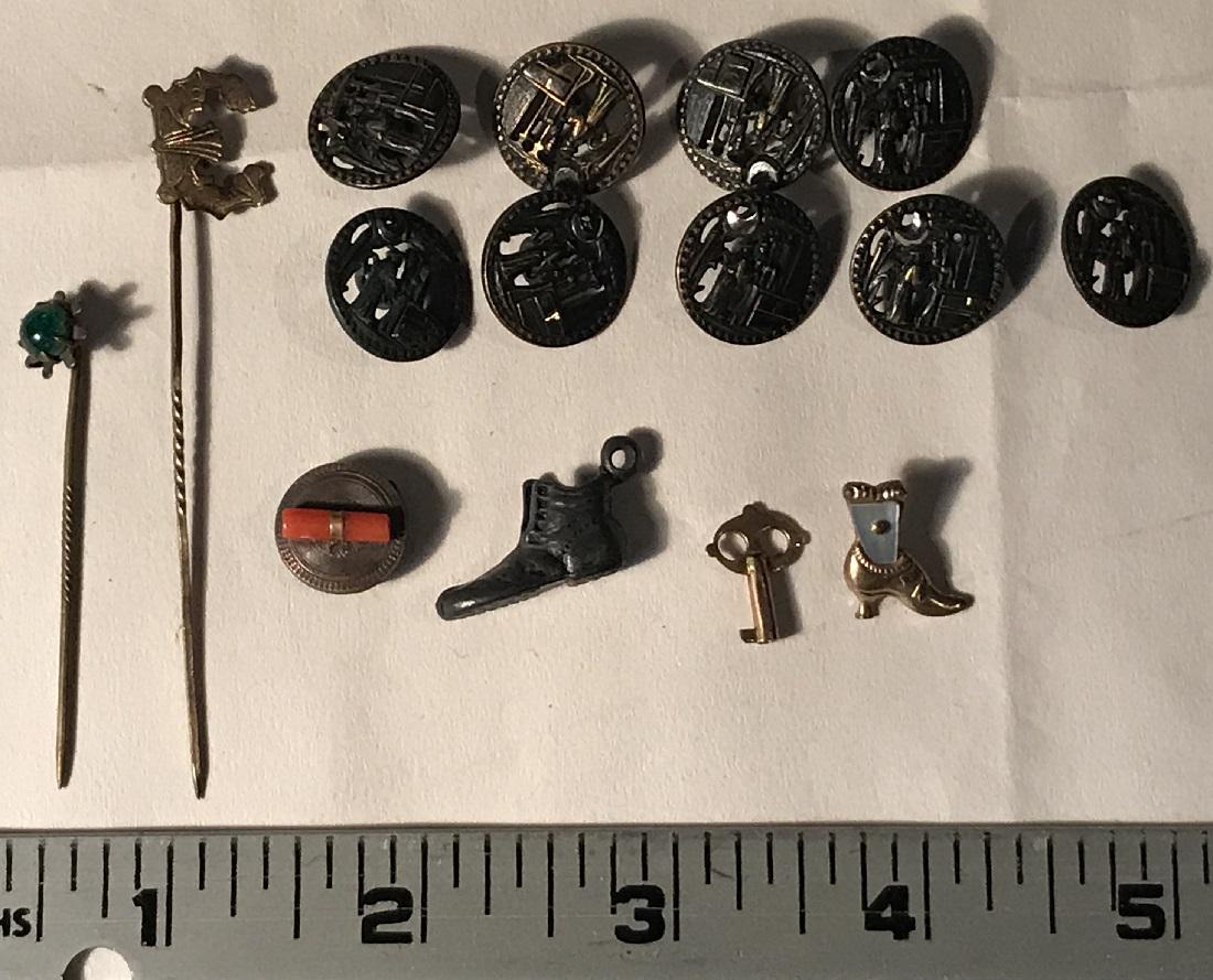 15 Pieces - Charms & Victorian Picture Buttons: Fifteen pieces including charms and Victorian era picture buttons. Wear commensurate with age. For dimensions, see photographs.