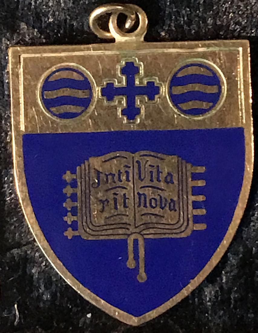 10K Gold Enameled Pendant: A 10K gold enameled pendant, weighing approximately 8.09 grams. Good condition. For dimensions, see photographs.
