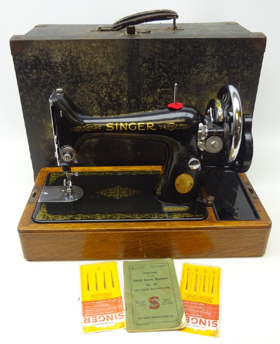 Early 20th century Singer sewing machine with original: Early 20th century Singer sewing machine with original instructions and case