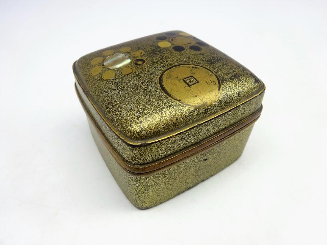 Japanese square lacquer box and cover, Edo period: Japanese square lacquer box and cover, Edo period decorated in gold, black and mother of pearl with 2 mon and a coin and with gilded metal rims 7cms- Soame Jenyns Collection