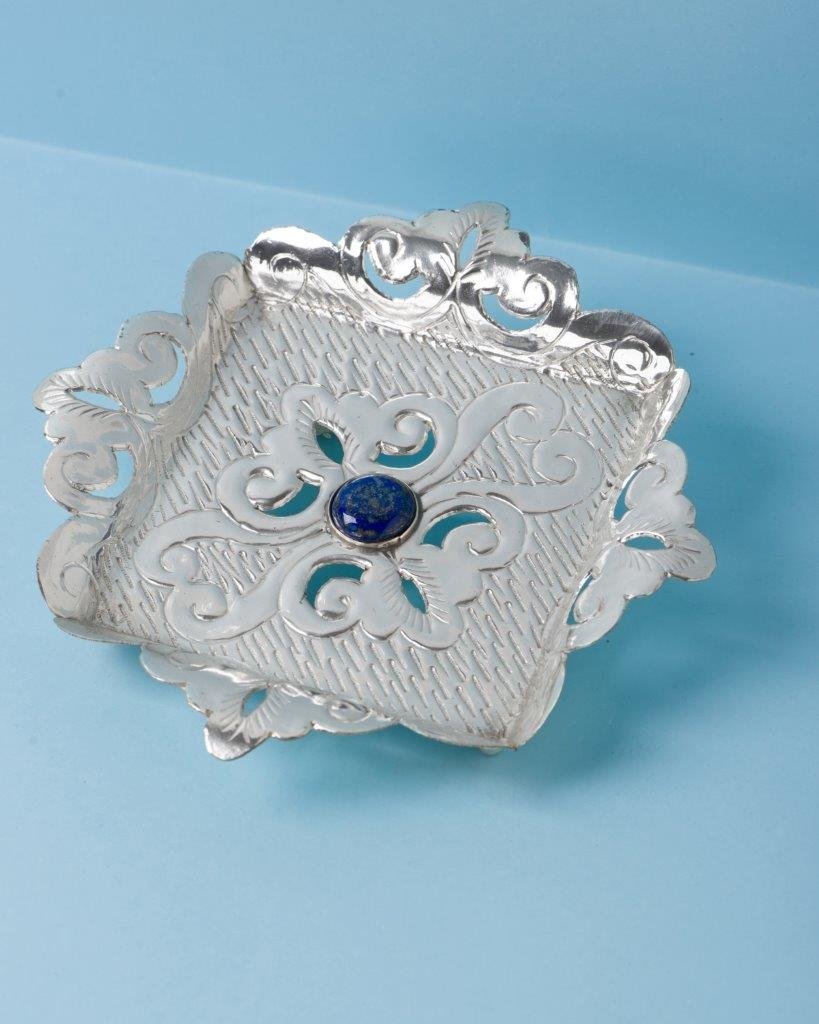 Silver Princess tray: Silver Princess tray: Flat-rate of $35.00 to anywhere.shipping rates are determined by Parcel weight and destination.Combined shipping: Please ask about combined shipping for multiple lots before bidd