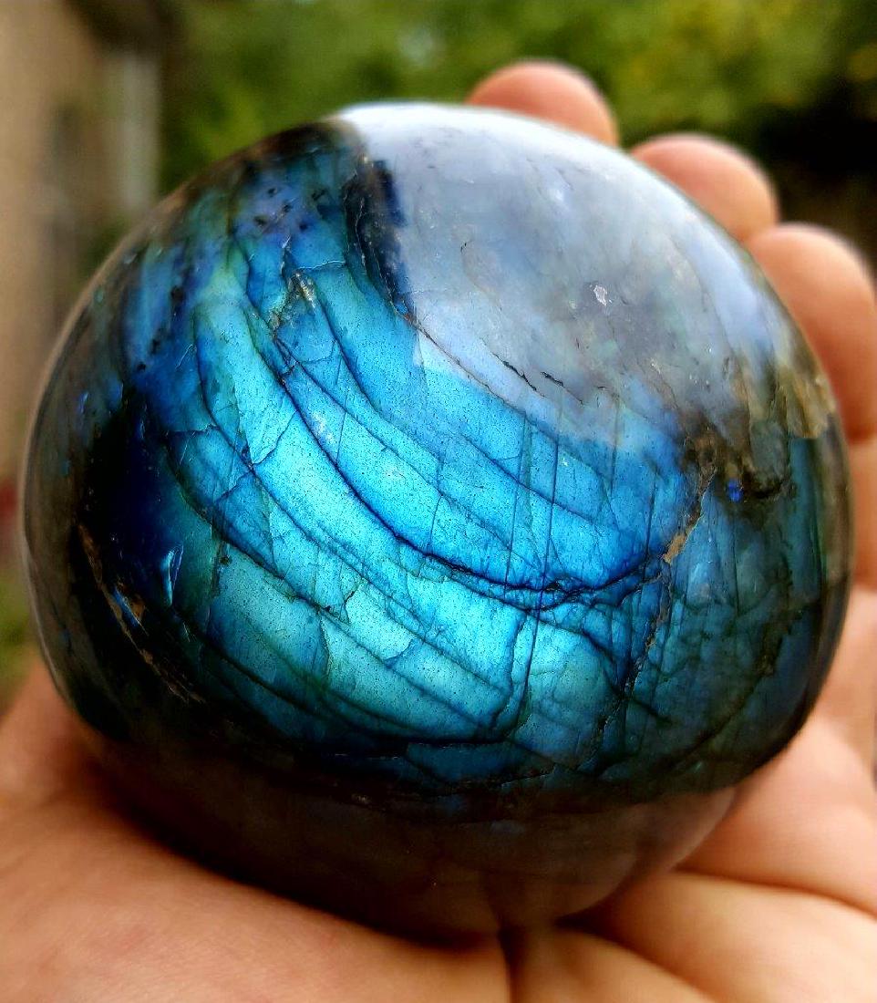 522 Grams Hand Carved Labradorite Healing Sphere: 522 Grams Top Hand Carved Healing Labradorite Sphere - Diameter 72 mm : Flat-rate of $35.00 to anywhere. shipping rates are determined by Parcel weight and destination. Combined shipping: Please ask a