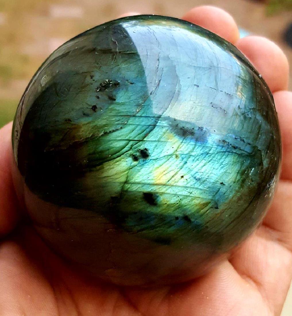 338 Grams Healing Labradorite Sphere: 338 Grams Top Hand Carved Healing Labradorite Sphere - Diameter 63 mm : Flat-rate of $23.00 to anywhere. shipping rates are determined by Parcel weight and destination. Combined shipping: Please ask a