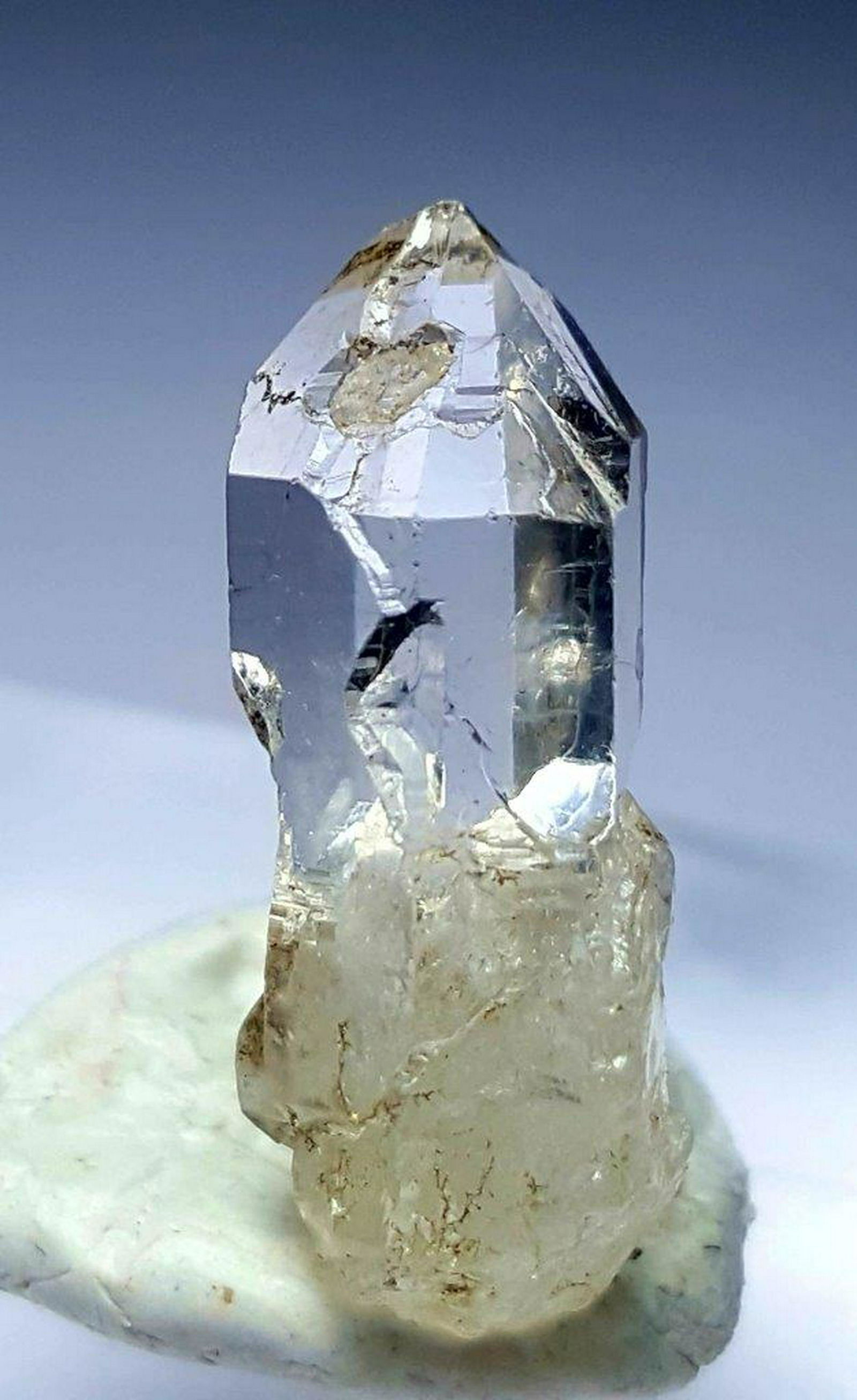 7.5 Carats Petroleum Quartz Scepter: 7.5 Carats Petroleum Quartz Scepter - 21X9X8 : Flat-rate of $23.00 to anywhere. shipping rates are determined by Parcel weight and destination. Combined shipping: We offer combine shipping on multiple