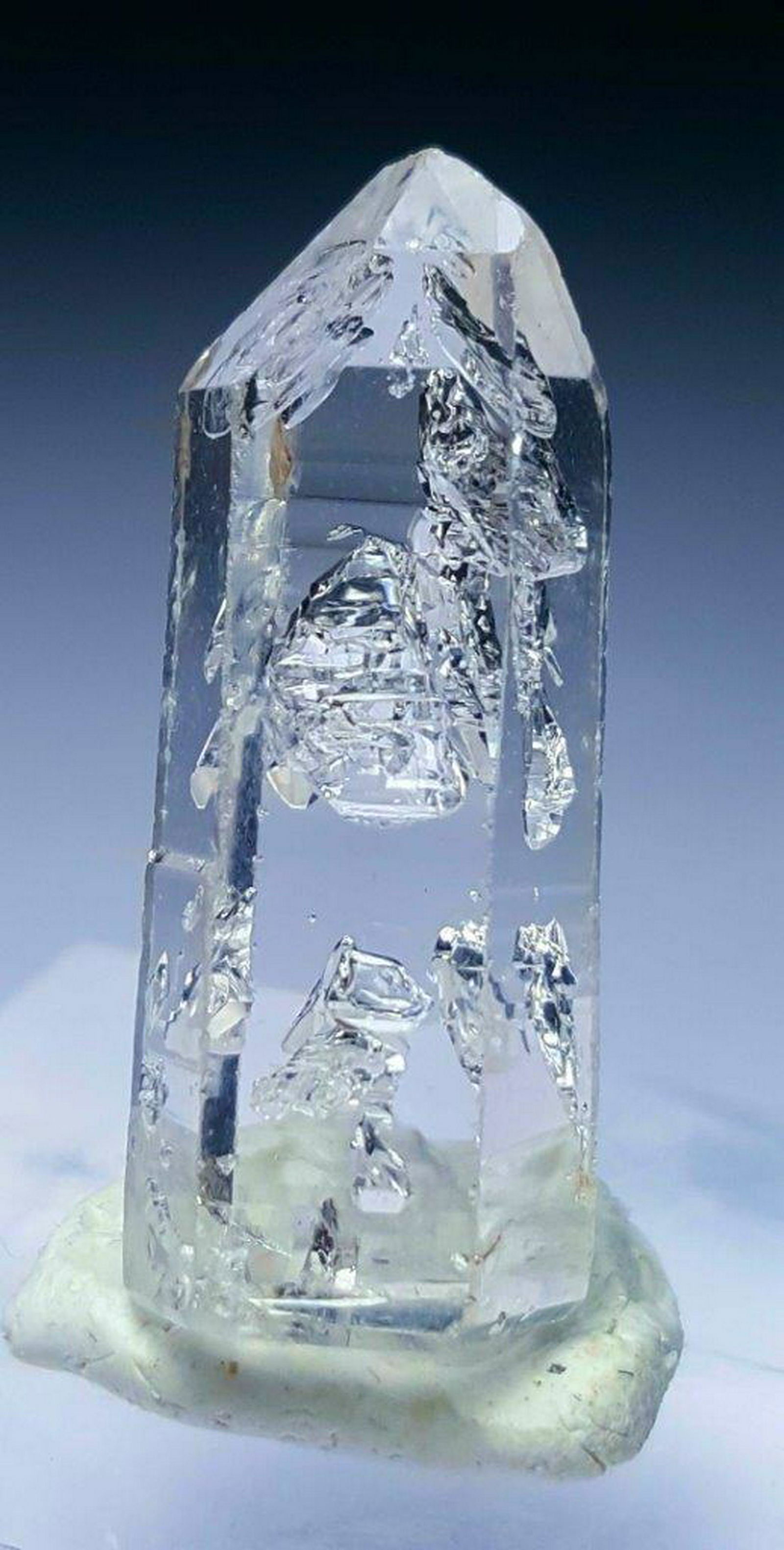21.5 Carats Petroleum Quartz Scepter: 21.5 Carats Petroleum Quartz Scepter - 28X11.5X8.5 : Flat-rate of $23.00 to anywhere. shipping rates are determined by Parcel weight and destination. Combined shipping: We offer combine shipping on mu