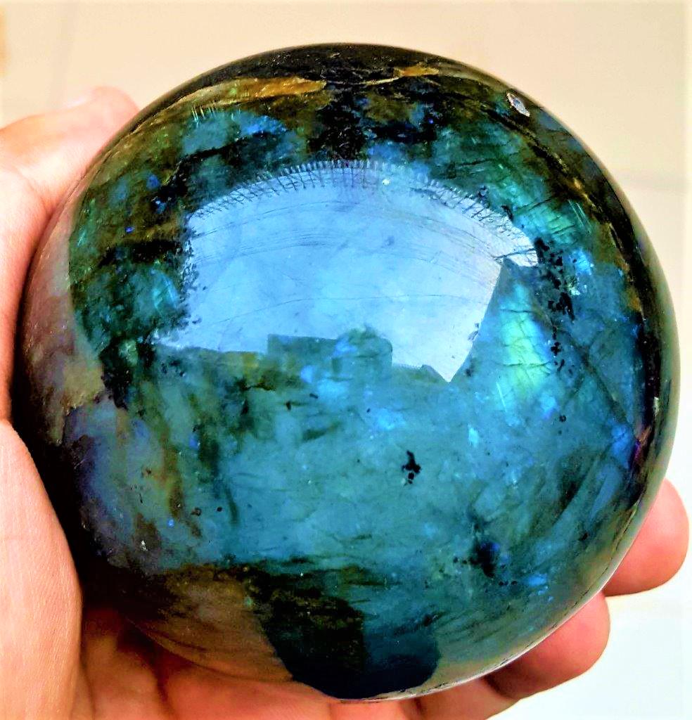 570 Grams Healing Labradorite Sphere: 570 Grams Top Hand Carved Healing Labradorite Sphere - Diameter 73 mm : Flat-rate of $35.00 to anywhere. shipping rates are determined by Parcel weight and destination. Combined shipping: We offer com