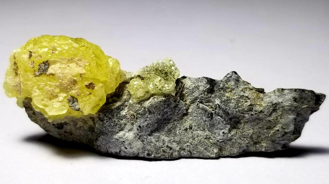 58 Carats Lemon Yellow Brucite Crystals: 58 Carats Lemon Yellow Brucite Crystals with Mother Rock - 58 13 21 mm : Flat-rate of $23.00 to anywhere. shipping rates are determined by Parcel weight and destination. Combined shipping: We offer co