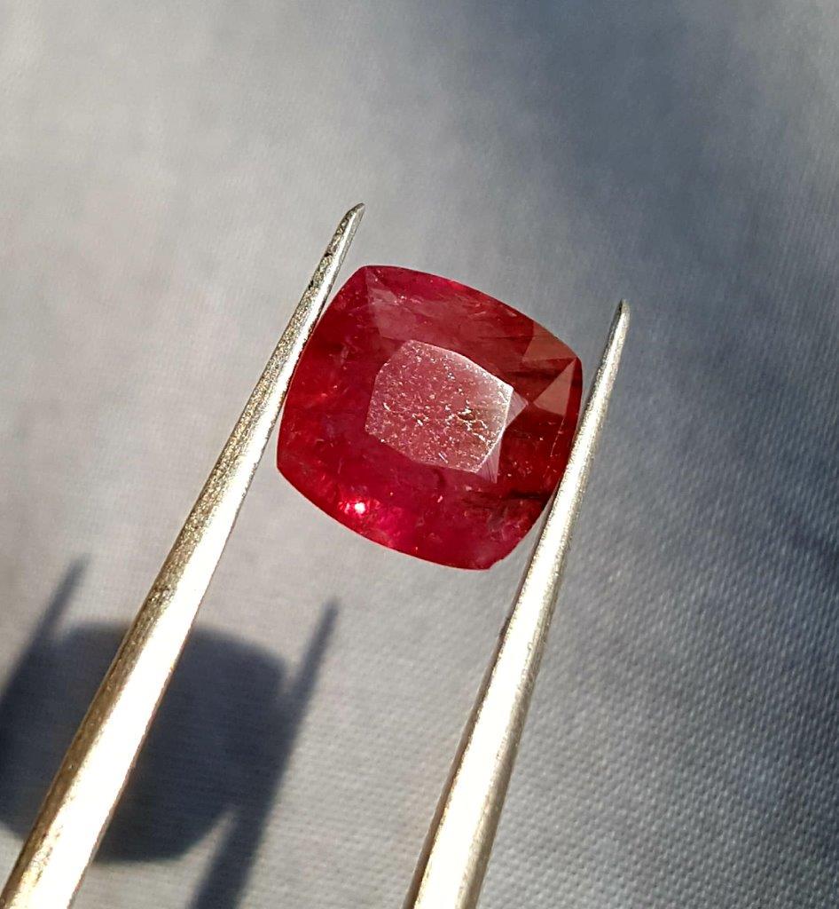 1.5 Carats Amazing Shape Natural Ruby (1 of 6)