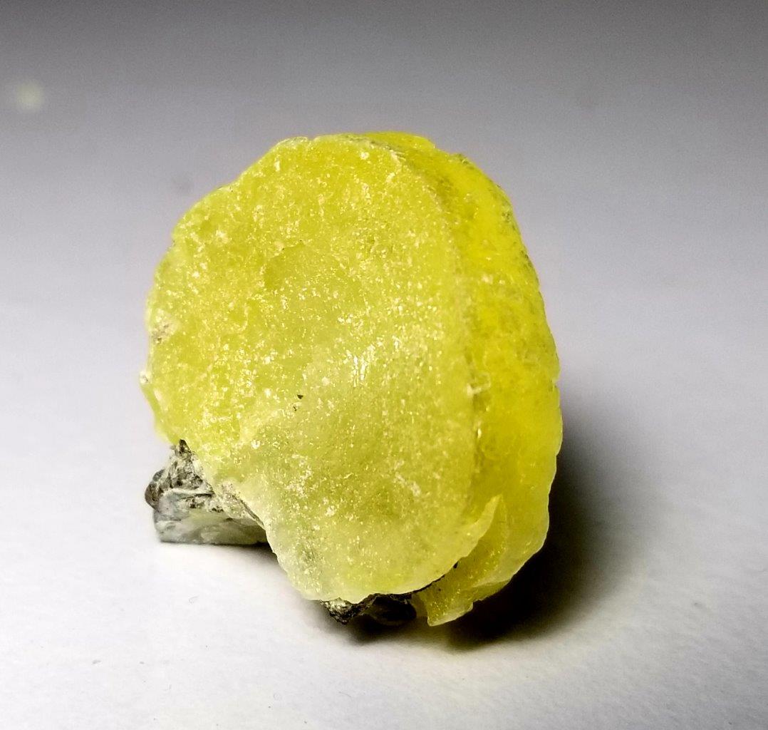 30.5 Carats Lemon Yellow Brucite Crystal: 30.5 Carats Lemon Yellow Brucite Crystal with Mother Rock - 28 26 12 mm : Flat-rate of $23.00 to anywhere. shipping rates are determined by Parcel weight and destination. Combined shipping: We offer c