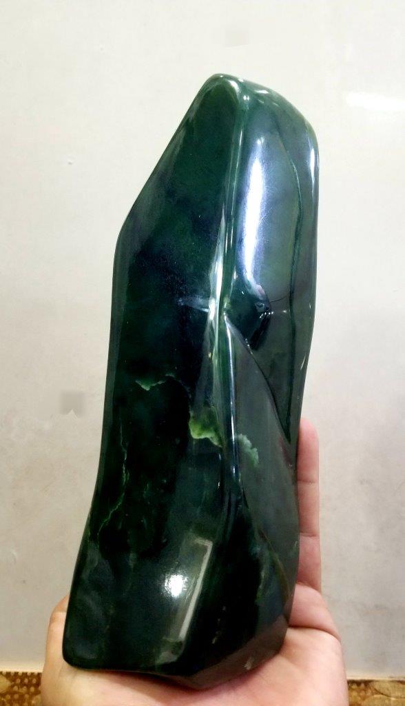 1.5 KG NATURAL GREEN NEPHRITE MINERAL: 1.5 KG SUPREME QUALITY NATURAL DEEP GREEN NEPHRITE MINERAL : Flat-rate of $60.00 to anywhere. shipping rates are determined by Parcel weight and destination. Combined shipping: We offer combine shippi