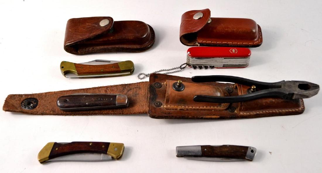 Puma deer hunter pen knives in leather holder, a Swiss: Puma deer hunter pen knives in leather holder, a Swiss army knife and a vintage handy tool pad to contain pliers, and a pen knife etc and 2 others