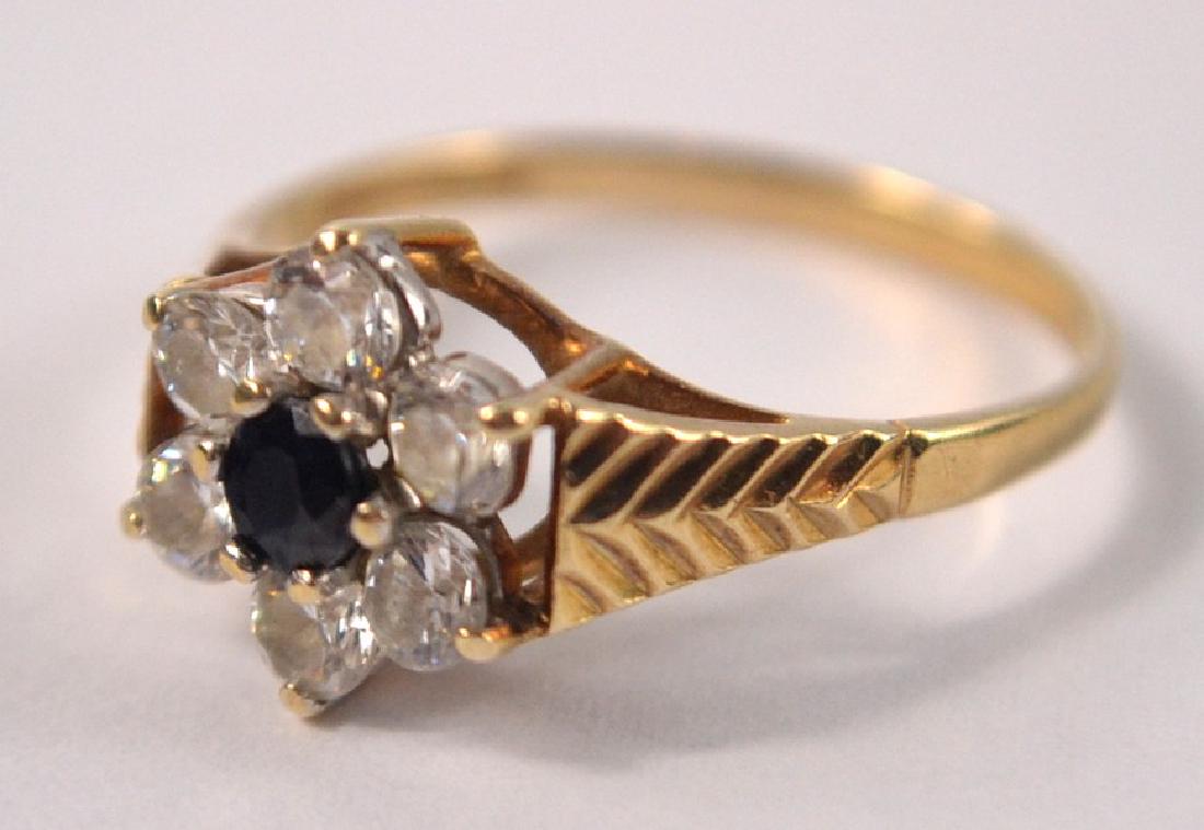 9ct gold flower head design ring (1 of 2)