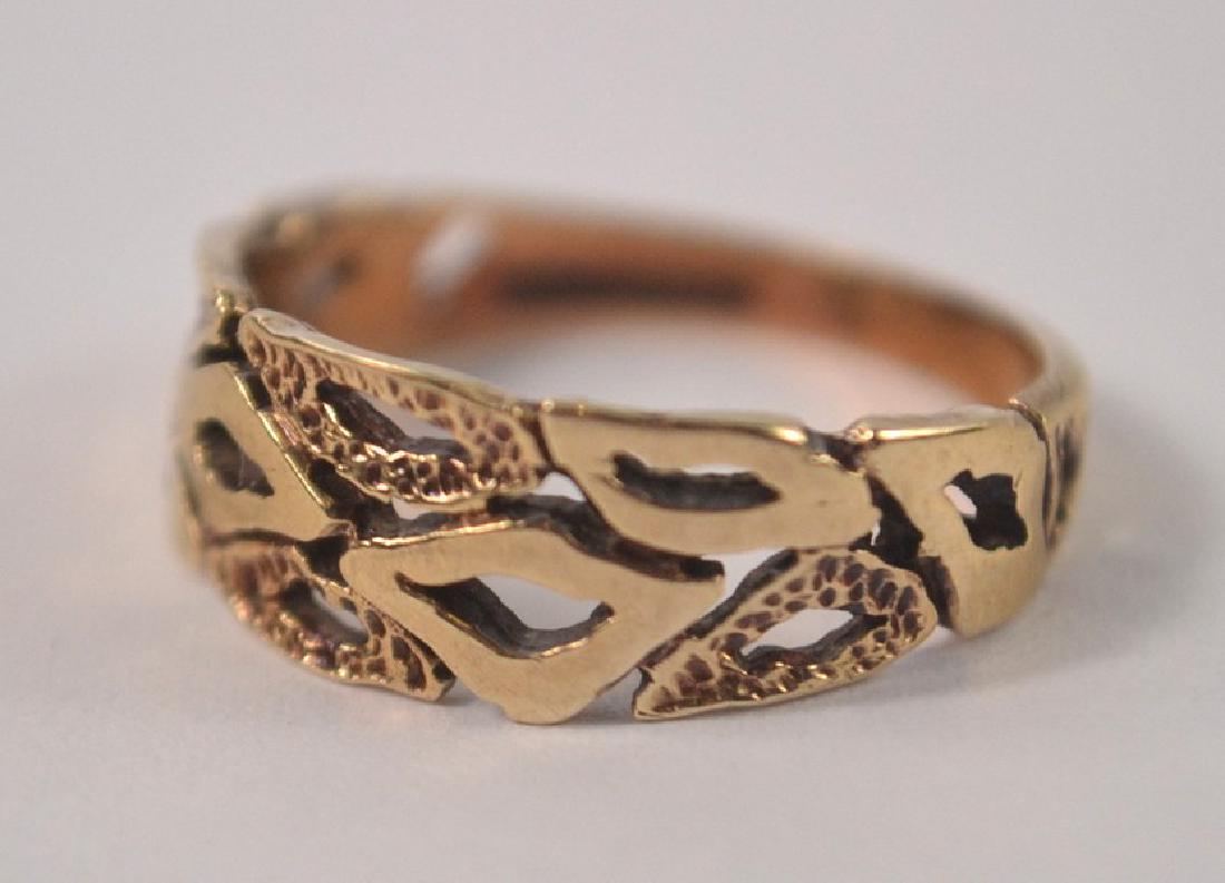 9ct gold pierced design ring (1 of 2)