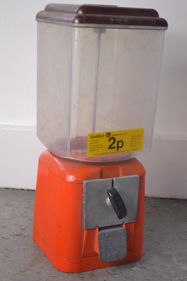 A 2 pence original fairground bubble gum machine: A 2 pence original fairground bubble gum machine