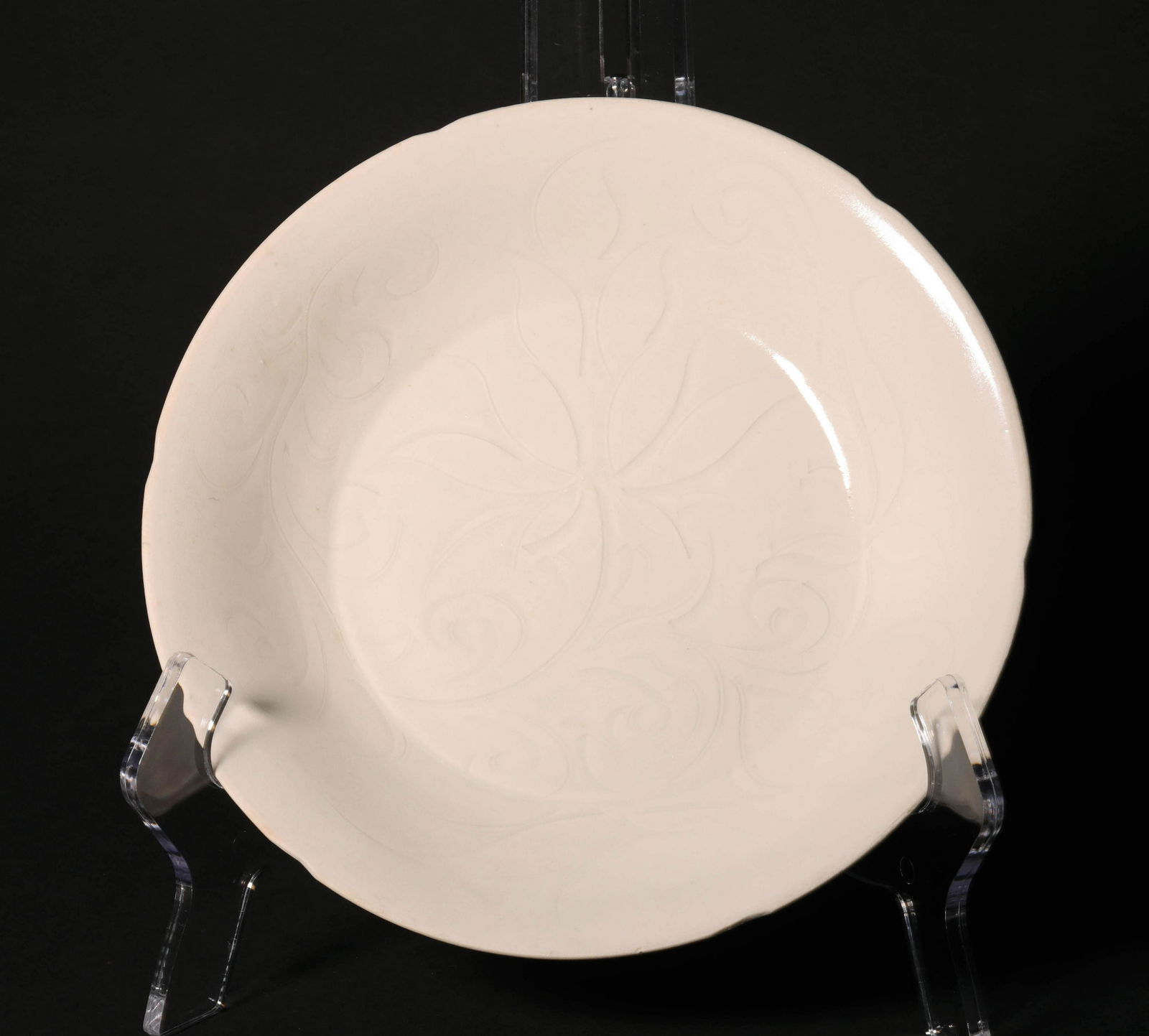 AN ANTIQUE PORCELAIN PLATE (1 of 8)