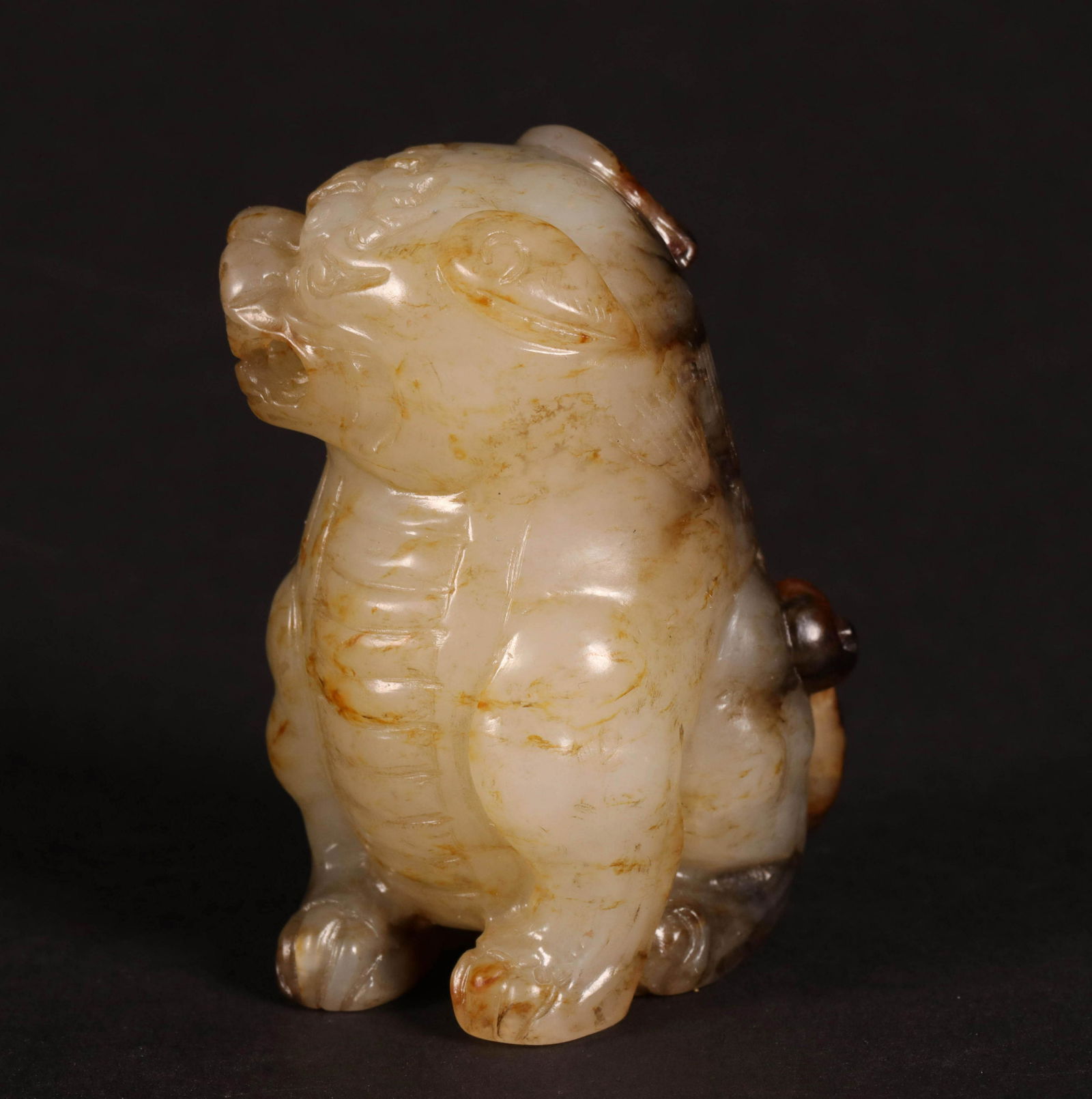 AN ANTIQUE JADE LION FIGURINE (1 of 8)