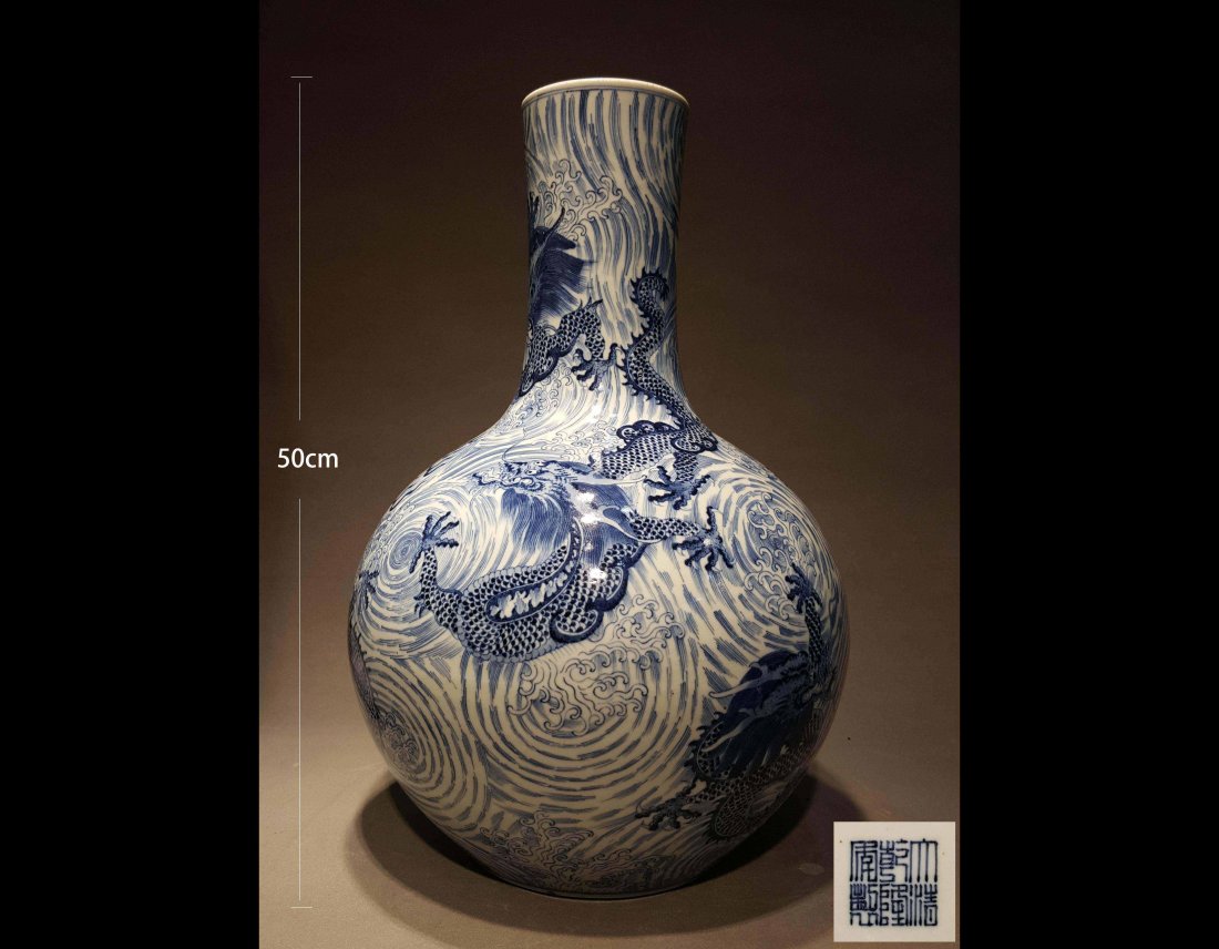 A CHINESE ANTIQUE PORCELAIN VASE (1 of 15)