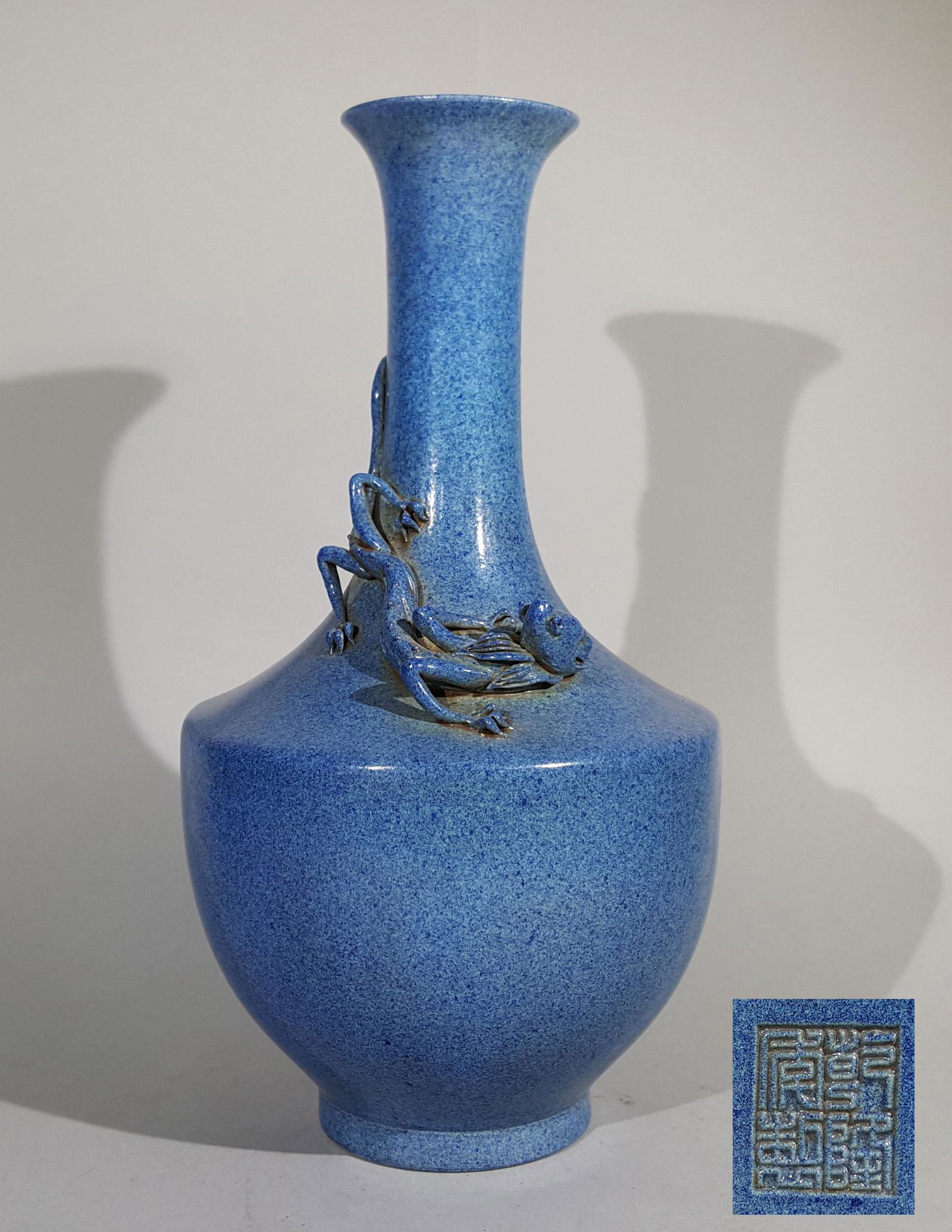 A CHINESE VINTAGE PORCELAIN VASE: A CHINESE VINTAGE PORCELAIN VASE WITH "LU JUN" GLAZE ART WORKS. (CIRCA QING DYN.); H:24cm W:13cm