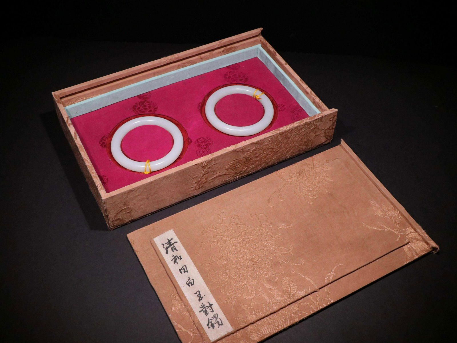 A PAIR OF WHITE JADE BRACELETS (1 of 9)