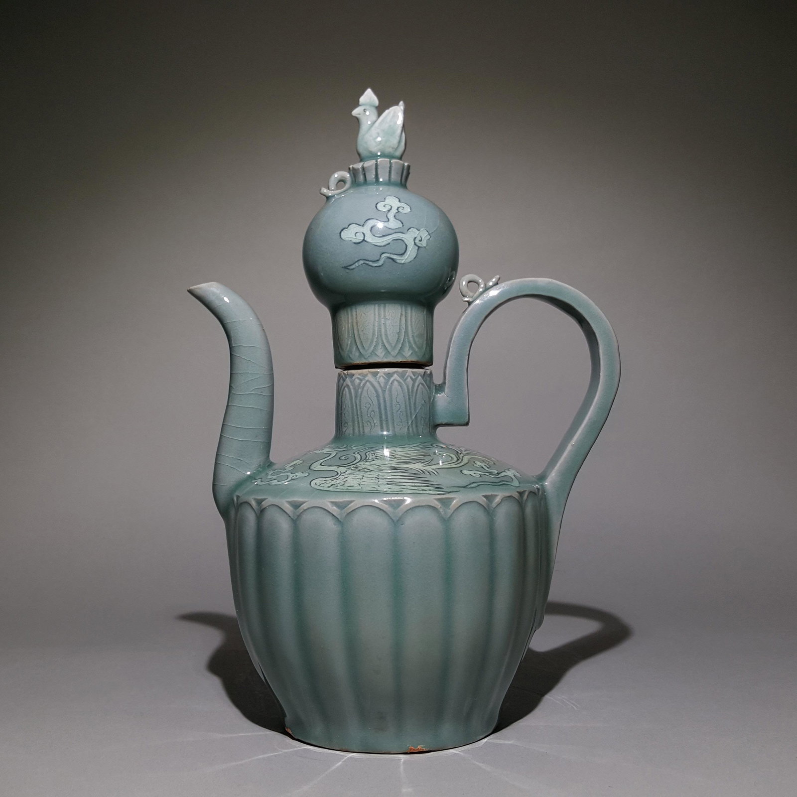 AN OLD VINTAGE PORCCELAIN KETTEL: AN OLD VINTAGE PORCCELAIN KETTEL. CELADON ARTWORKS FROM KOREA. Measurment: 25?17cm