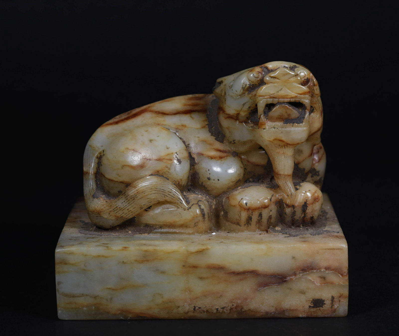 A CHINESE VINTAGE JADE SEAL (1 of 9)