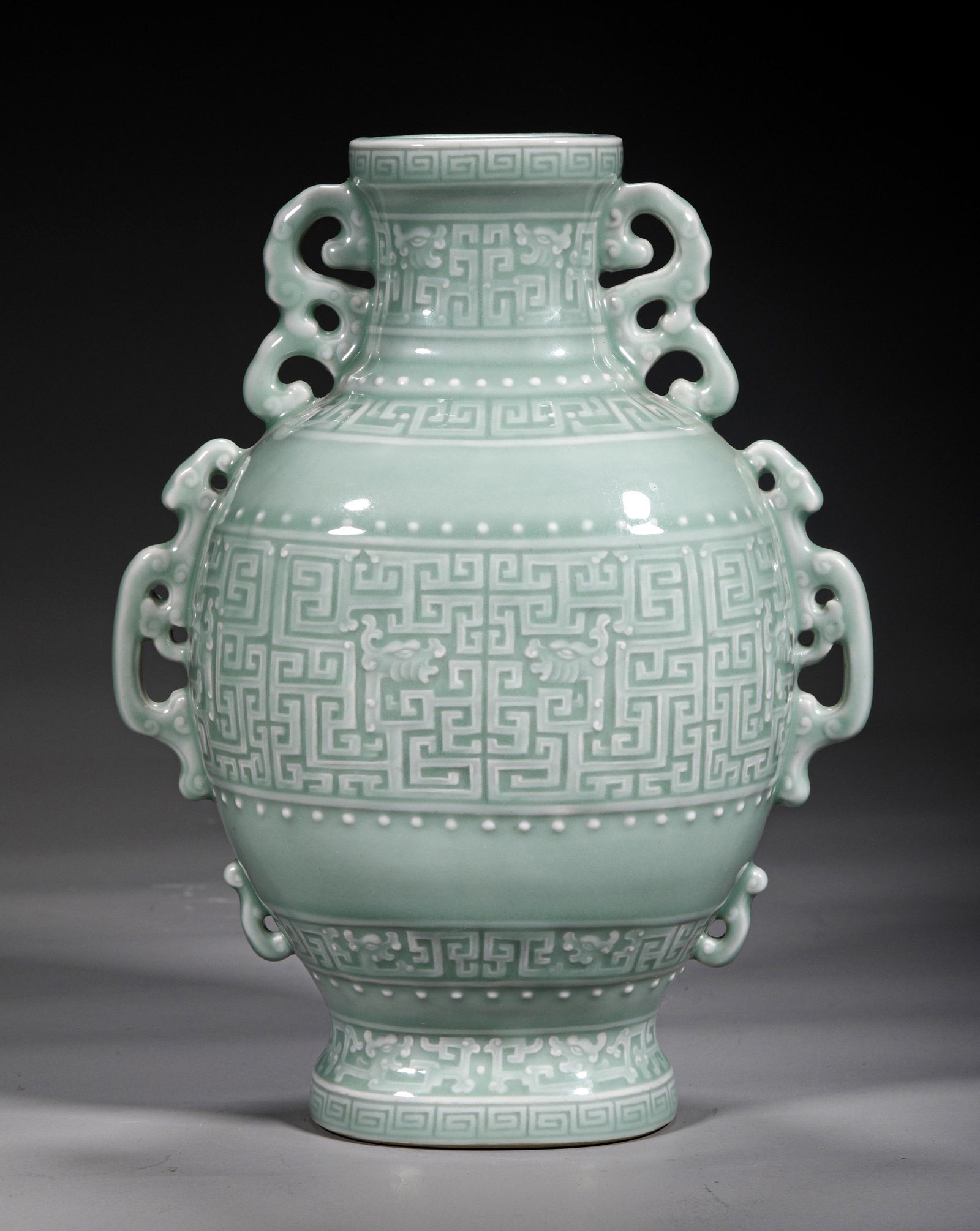A CHINESE PORCELAIN MOON FLASK VASE (1 of 8)