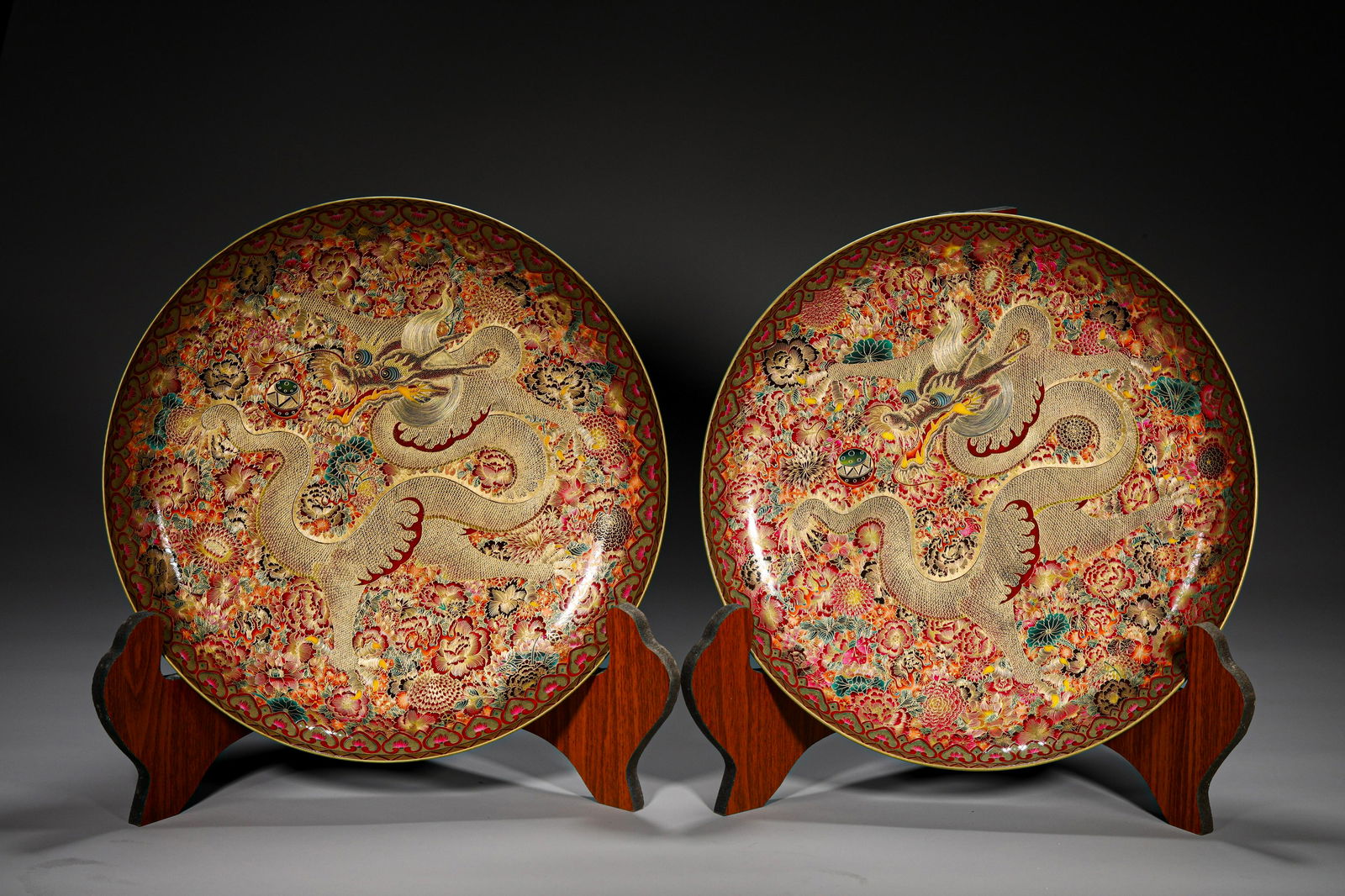 A PAIR OF CHINESE FAMILLE ROSE GLAZE PORCELAIN PLATES (1 of 12)