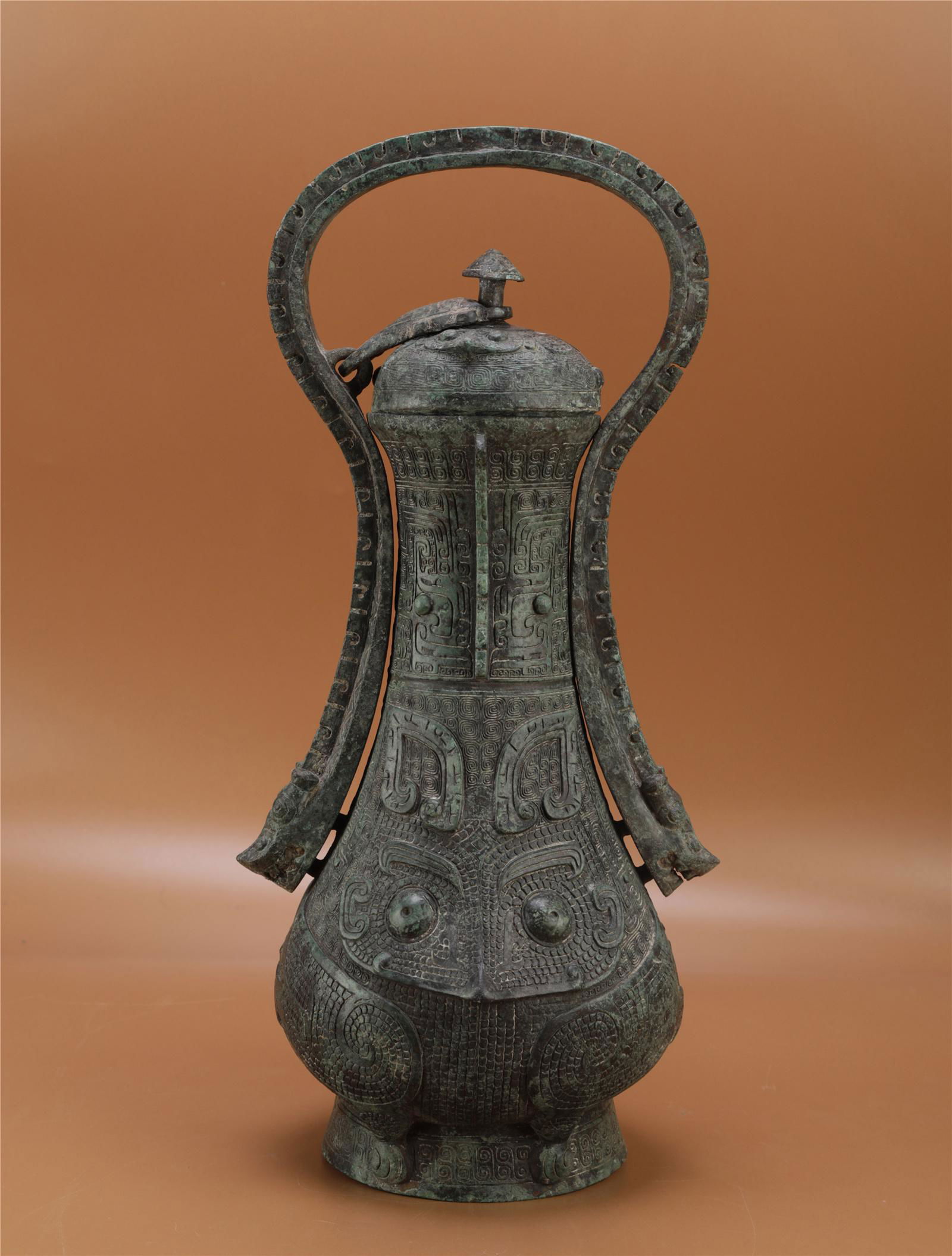 A CHINESE VINTAGE BRONZE VASE (1 of 7)