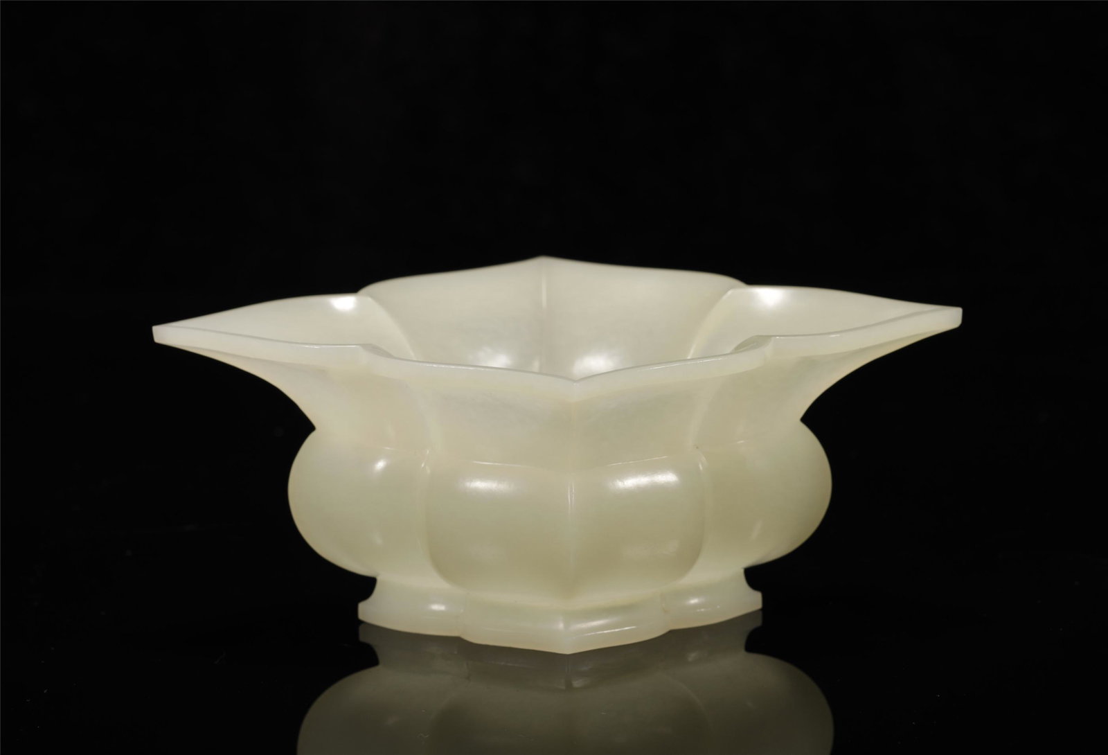 A HETIAN JADE CUP VASE (1 of 6)