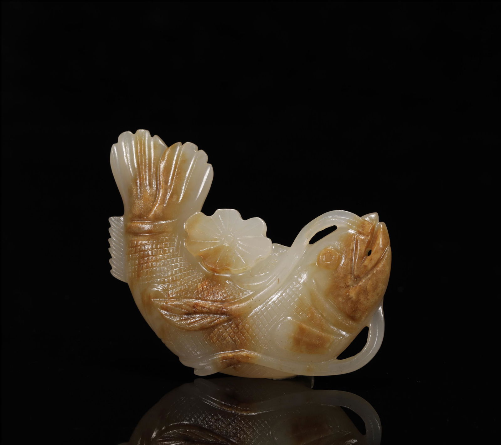 A JADE FISH CARVING ORNAMENT (1 of 6)