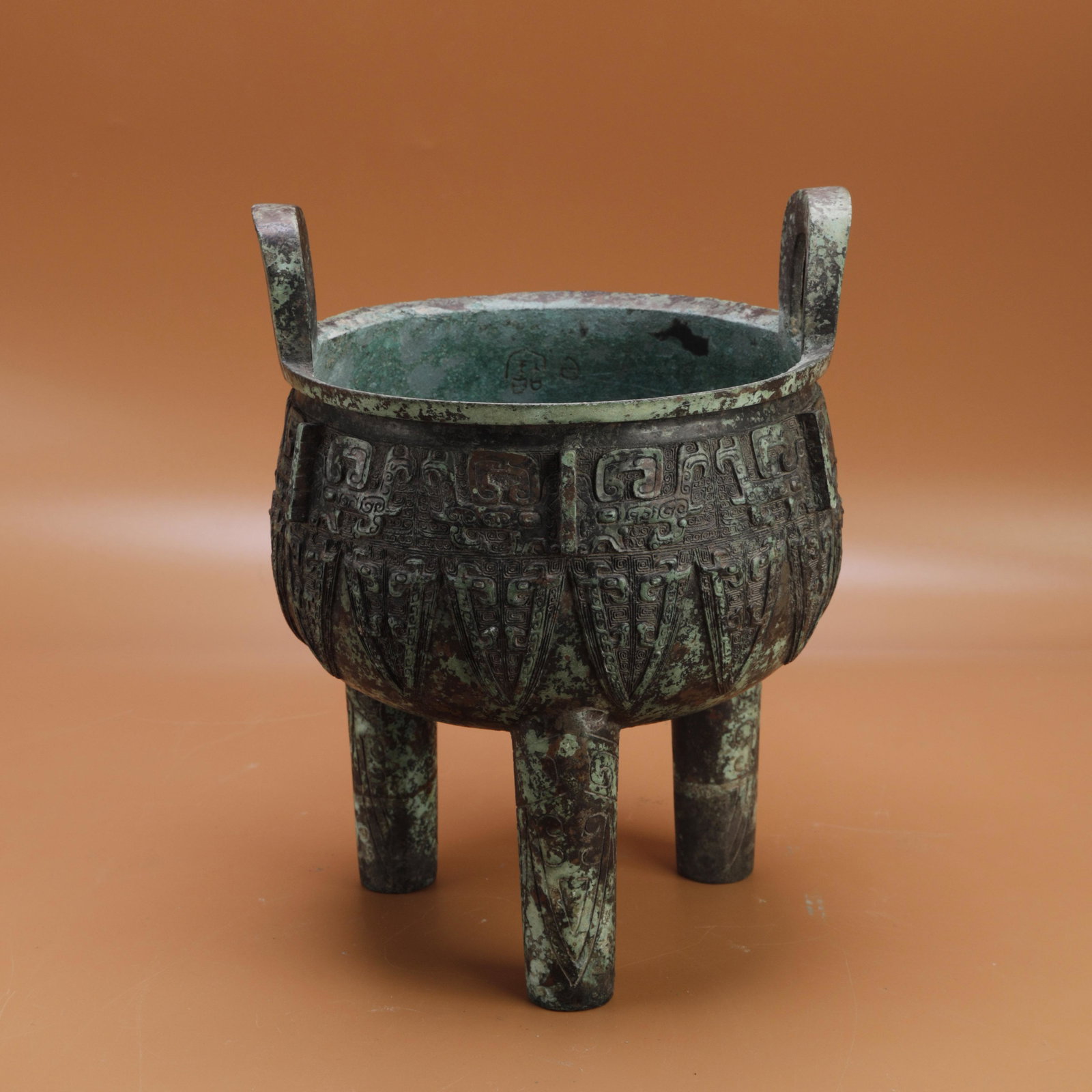 A WESTERN ZHOU STYLE BRONZE VASSEL TRIPOT DING (1 of 8)