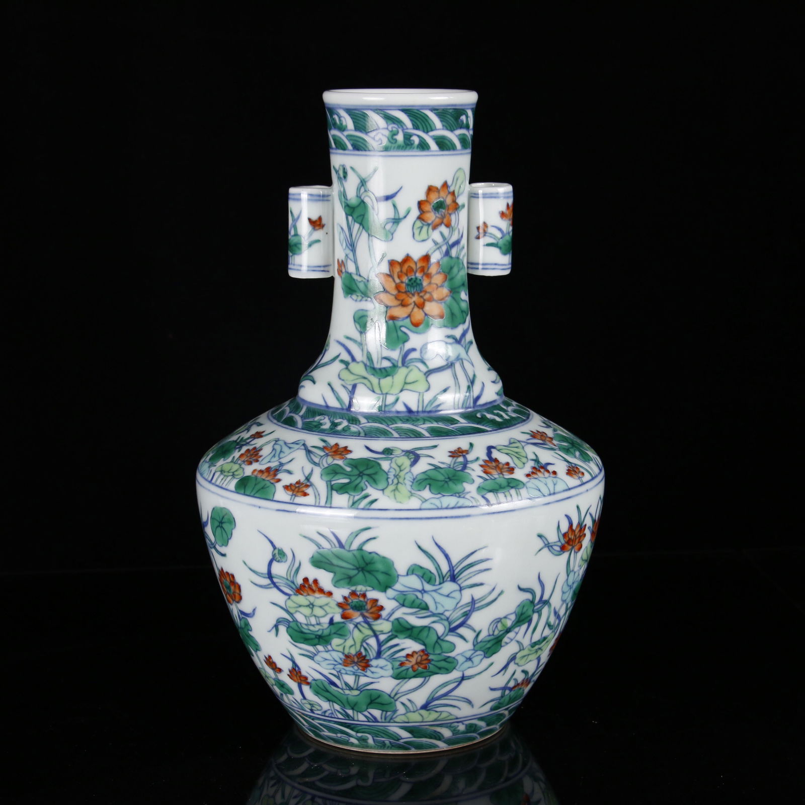 A DOUCAI GLAZE PORCELAIN VASE (1 of 6)