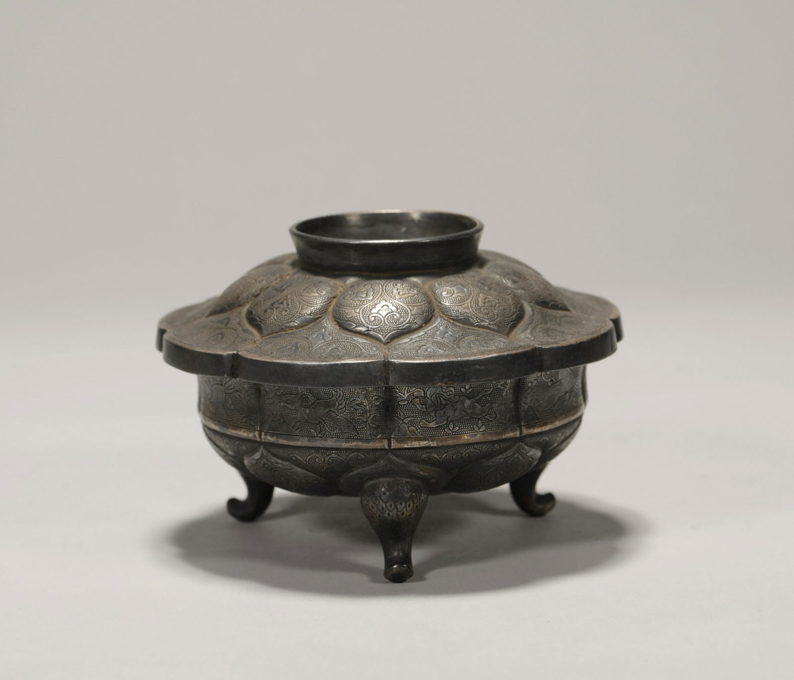 A TANG DYNASTY PURE SILVER LIDDED BOX (1 of 8)