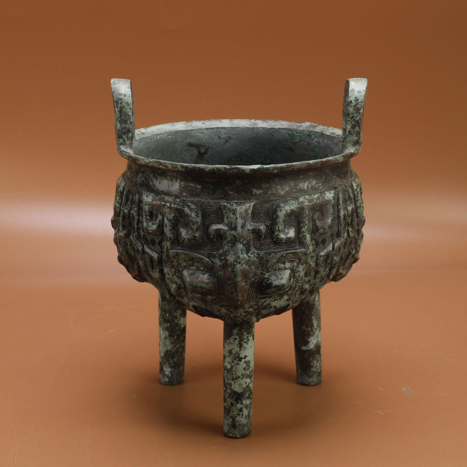 A BRONZE VASSEL TRIPOT DING (1 of 7)