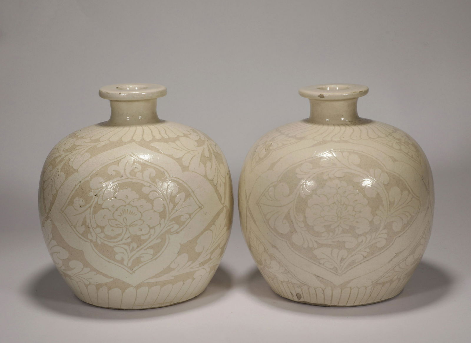 A PAIR OF CIZHOU KILN BOTTLES (1 of 7)