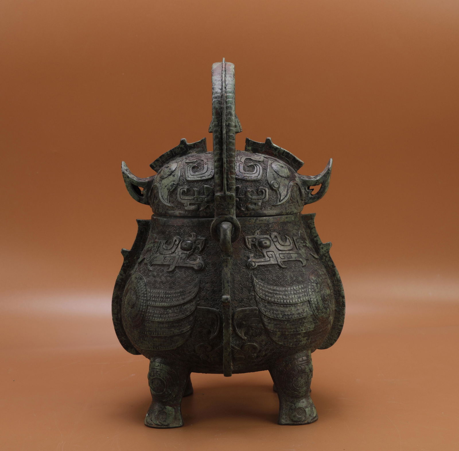 A WESTERN ZHOU STYLE BRONZE VASSEL HU (1 of 9)