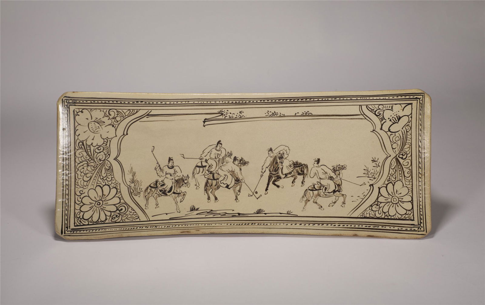 A CIZHOU KILN PORCELAIN PILLOW (1 of 7)