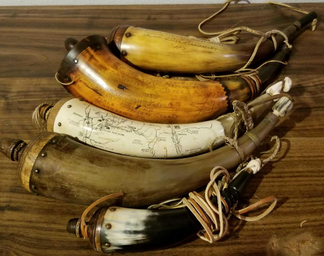 Lot of powderhorns, several scrimshawed: Please see photos. All of the scrimshawed works with personalization. Longest is 12.25" (direct measurement, not curve measurement), smallest is 8".