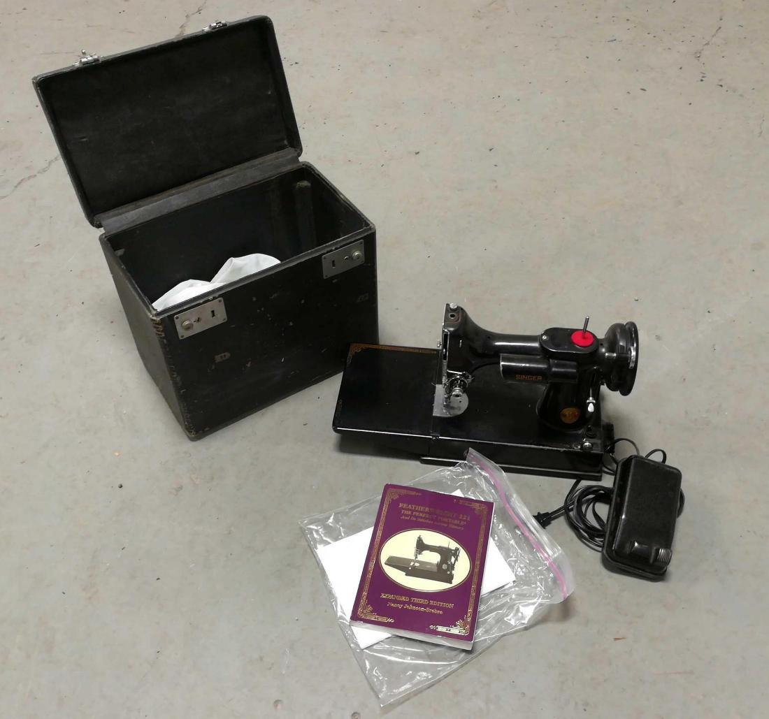 Singer Sewing Machine: Vintage Singer Featherweight 221 Sewing Machine
