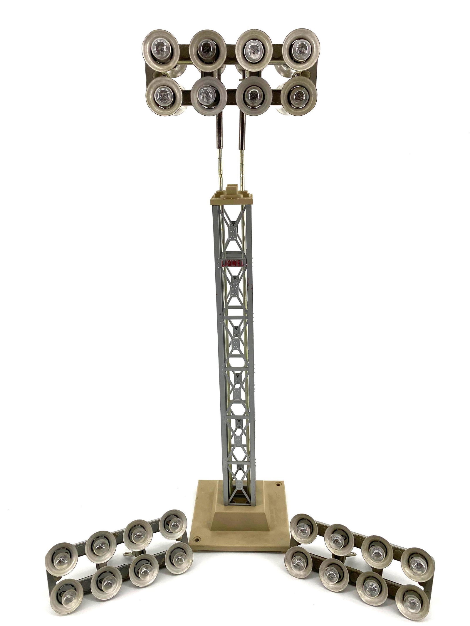 Lionel Floodlight Tower: Lionel 151. Tower is complete with an extra set of lights. Untested. O Gauge.