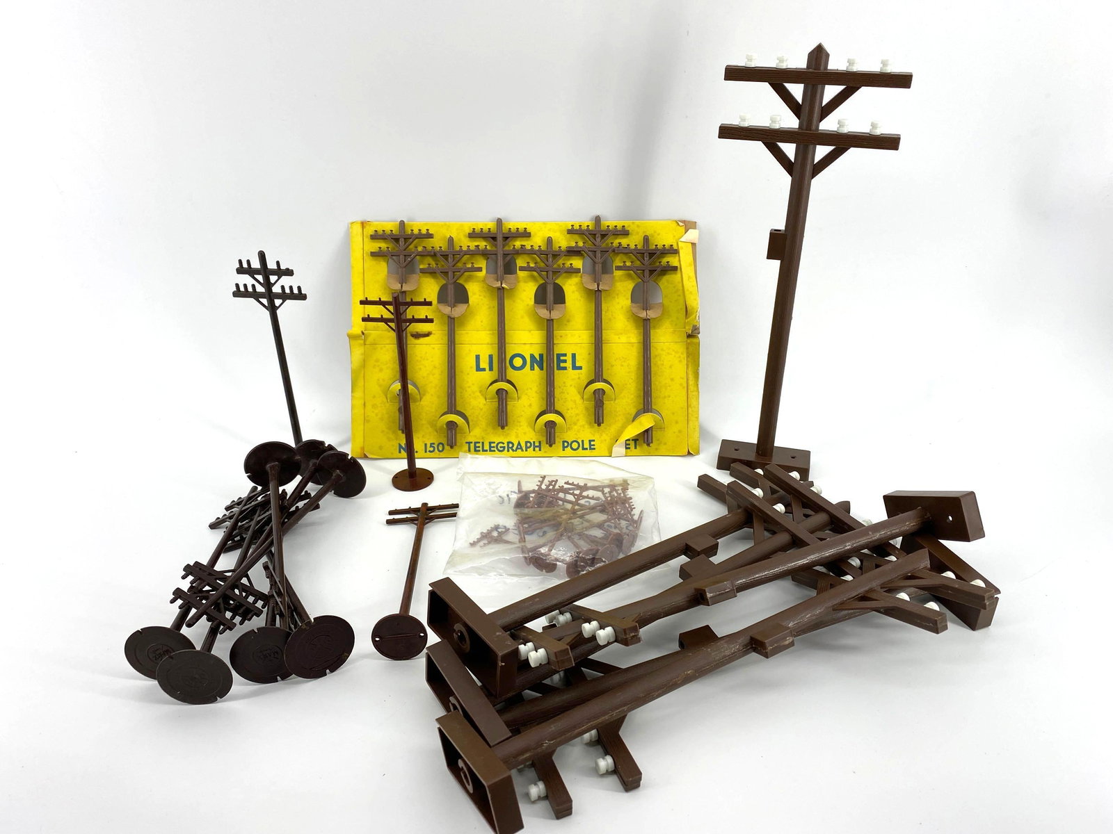 Lot of Lionel and other misc Telegraph Poles : Lot is for various sizes of plastic telegraph poles. In used condition. O Gauge.