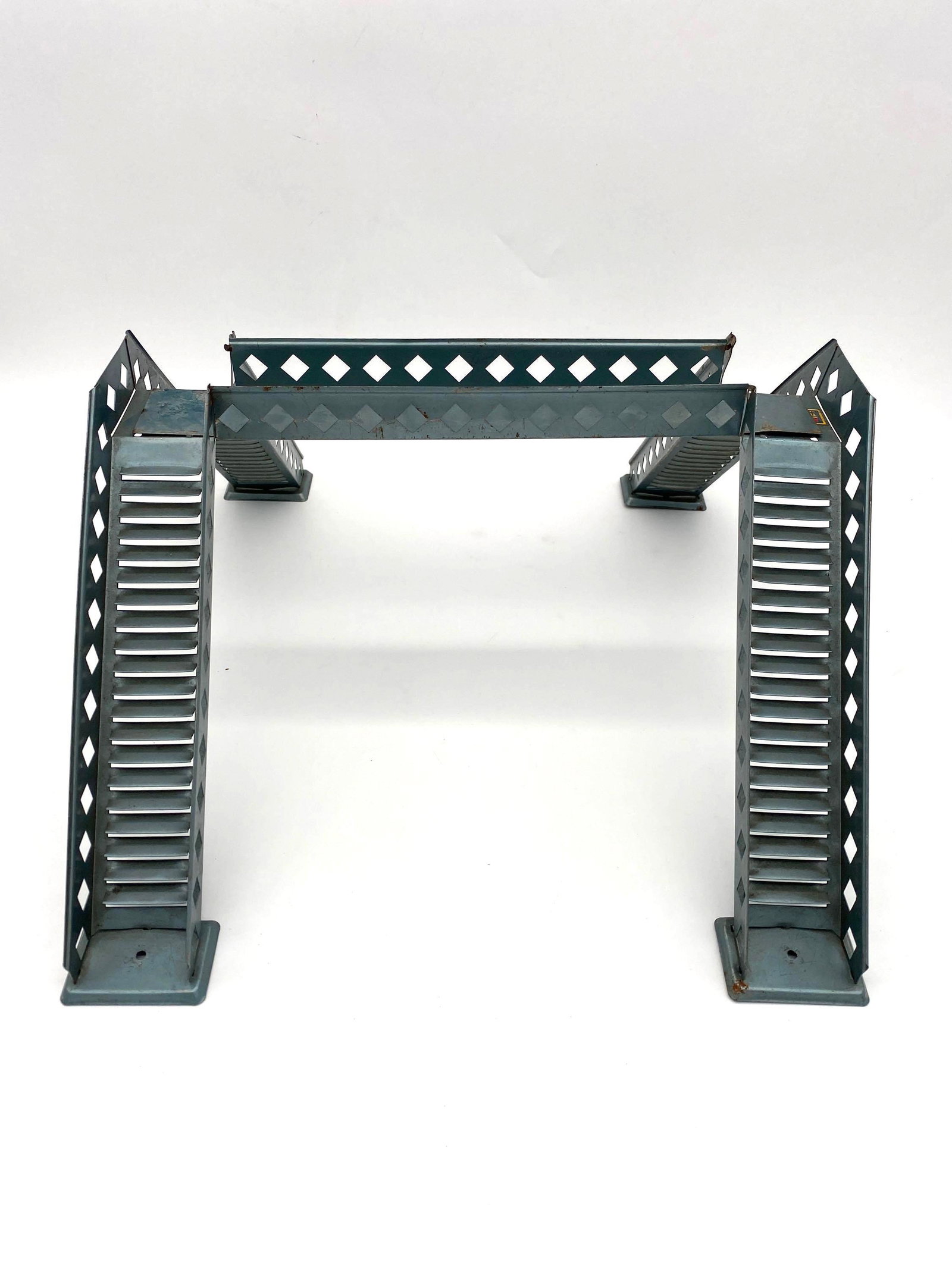 American Flyer Metal Overhead Foot Bridge : American Flyer 748. In used condition. S Scale.