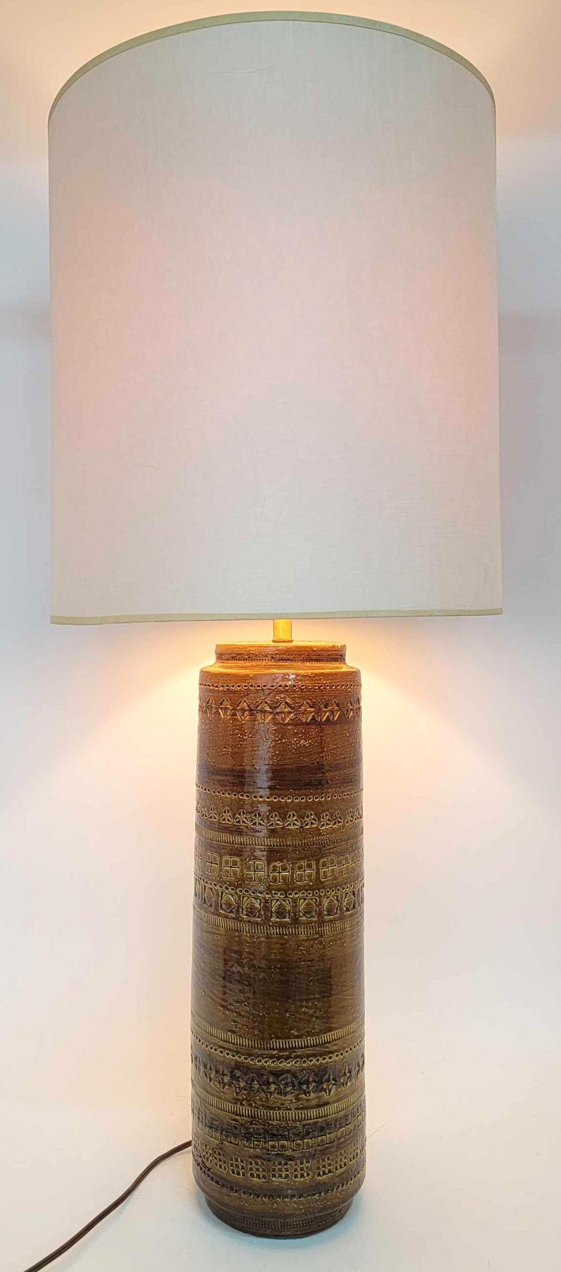 Bitossi for Raymor Brown Glazed Pottery Lamp: A single Bitossi for Raymor Brown glazed cylindrical pottery lamp in good functional condition w/shade. Signed on base and measures approximately 4.75" in diameter x 23.5" tall.