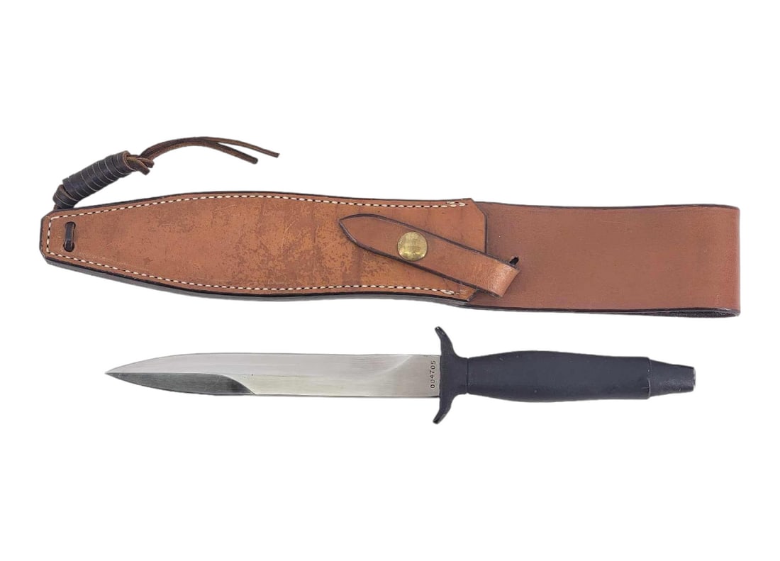 Gerber Mark II Survival Knife w/Sheath: A Mark II commando fighting knife c.1979-1981, marked for Gerber on the ricasso with the Slant 2 logo The wide wasp blade has no teeth, a brush finish, and a black powder coated handle with dual guard